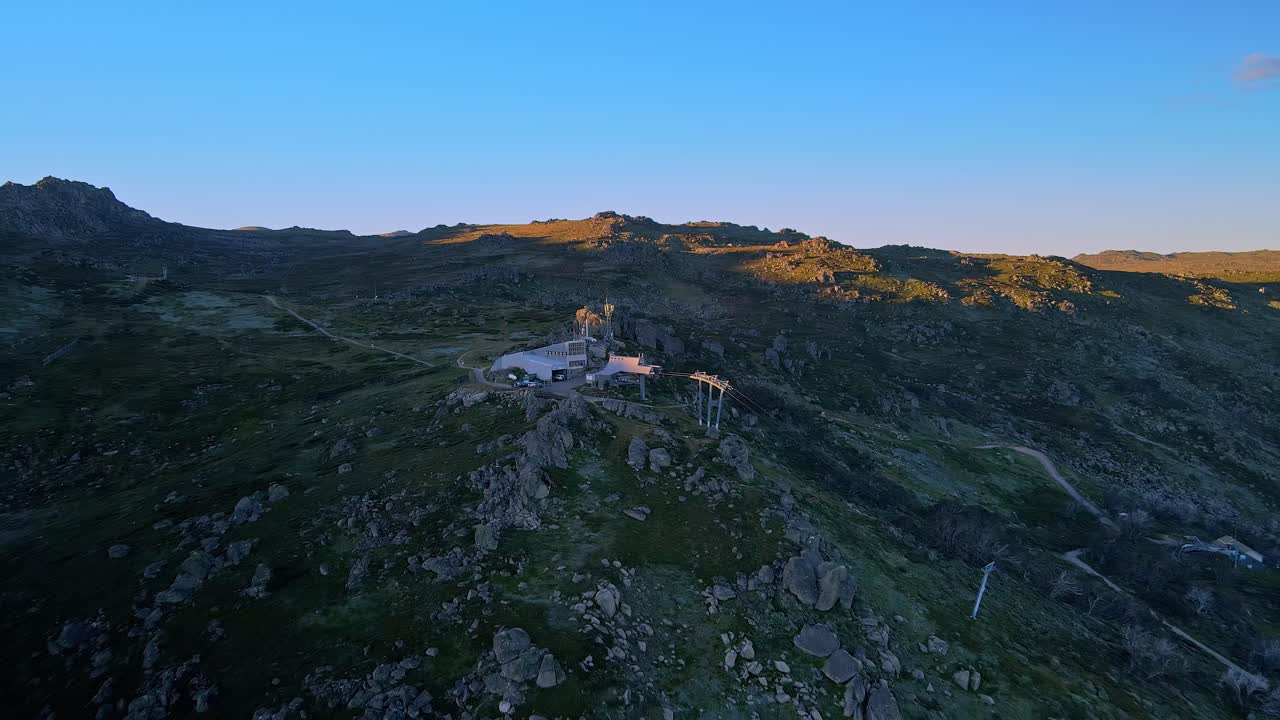 un avión no tripulado de elevación de sillas de esquí filmado durante un día de verano en thredbo, montañas nevadas, nueva gales del sur, australia