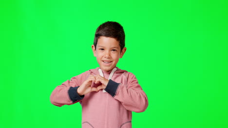 corazón, niño y cara feliz con pantalla verde