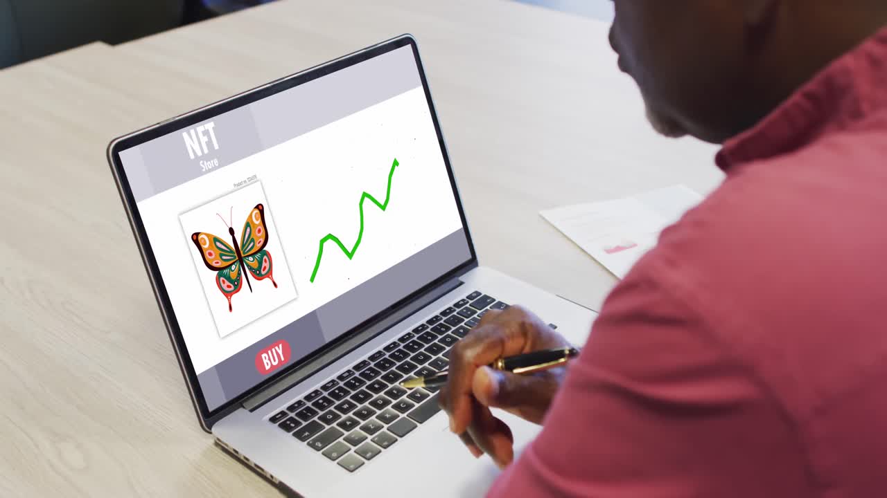 video de un hombre afroamericano trabajando en una computadora portátil con nft en la pantalla
