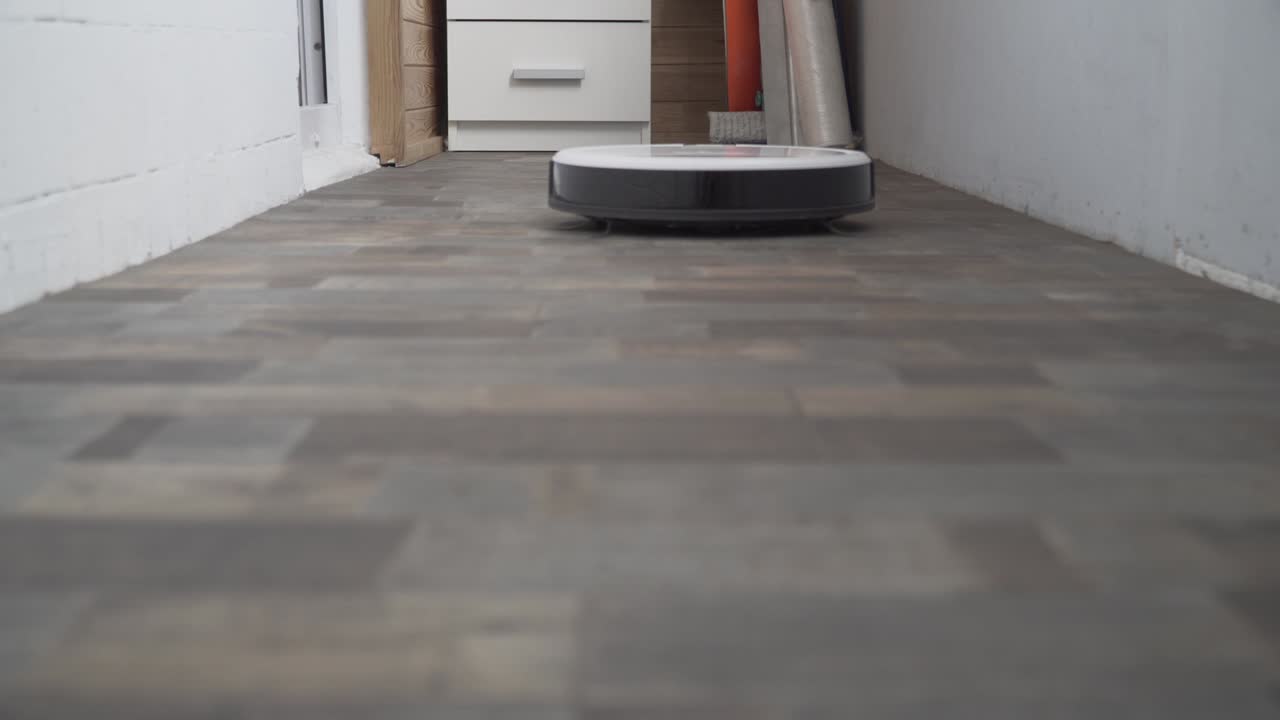 робот-пылесос автоматически очищает квартиру в определенное время. умный дом