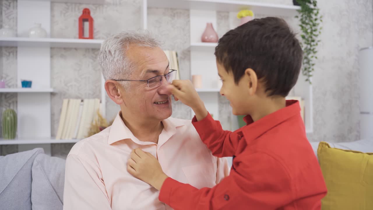 retrato de un padre y un hijo felices.