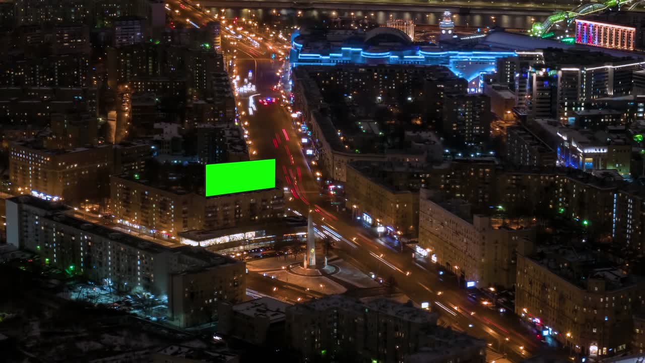 Timelapse - cartellone pubblicitario vuoto con schermo verde su edificio e traffico di auto di notte
