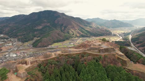 Japanisches-Gebirgszugtal,-Luftbild-Drohne,-Landschaftsdrohne,-Die-über-Den-Außenbezirken-Von-Kyoto-In-Den-Antiken-Ruinen-Der-Takeda-Burg,-Hyogo-Asago,-Fliegt