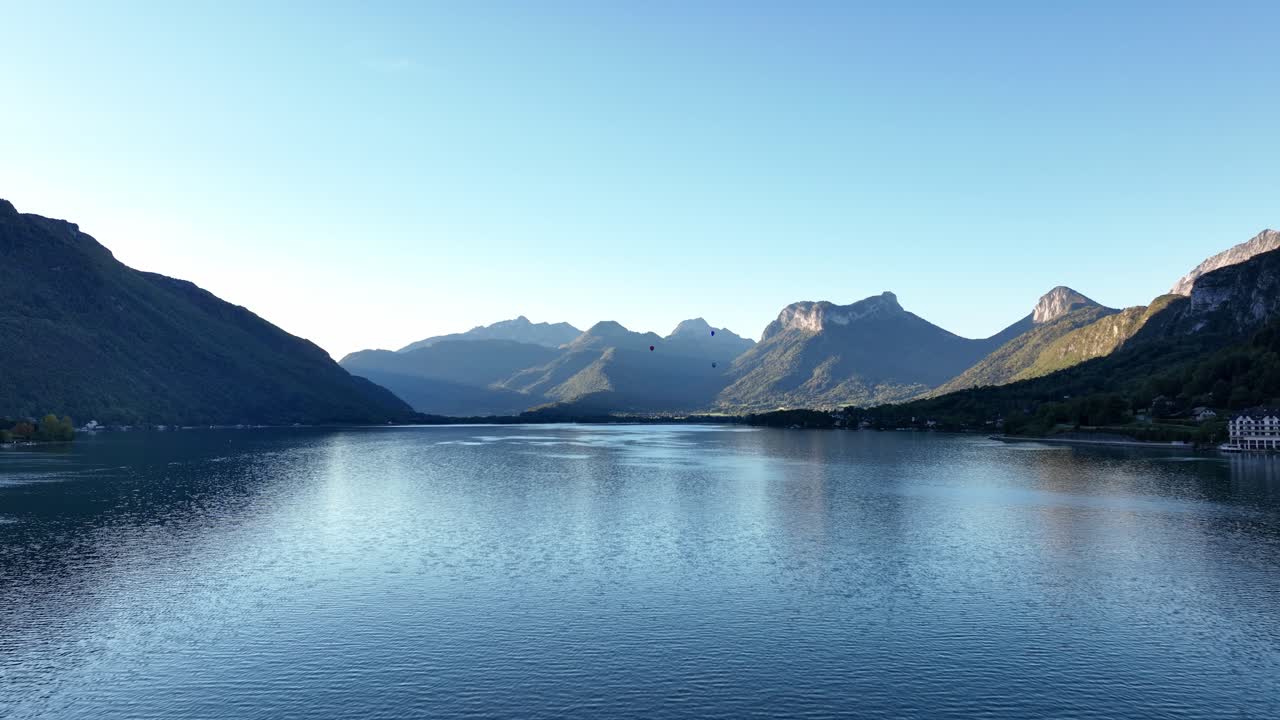 배경에 열기구가 있는 산과 호수의 놀라운 풍경