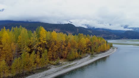 Vista-Panorámica-De-Cadenas-Montañosas,-árboles-Otoñales-Y-Lago-4k