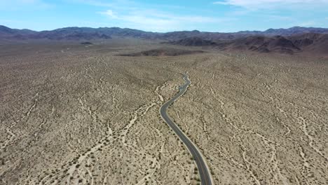 paisaje de la carretera del desierto a lo largo del parque nacional joshua tree en california, estados unidos