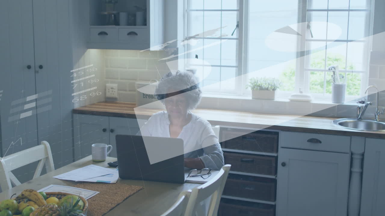 노인 아프리카계 미국인 여성이 노트북을 사용하는 금융 데이터 처리의 애니메이션