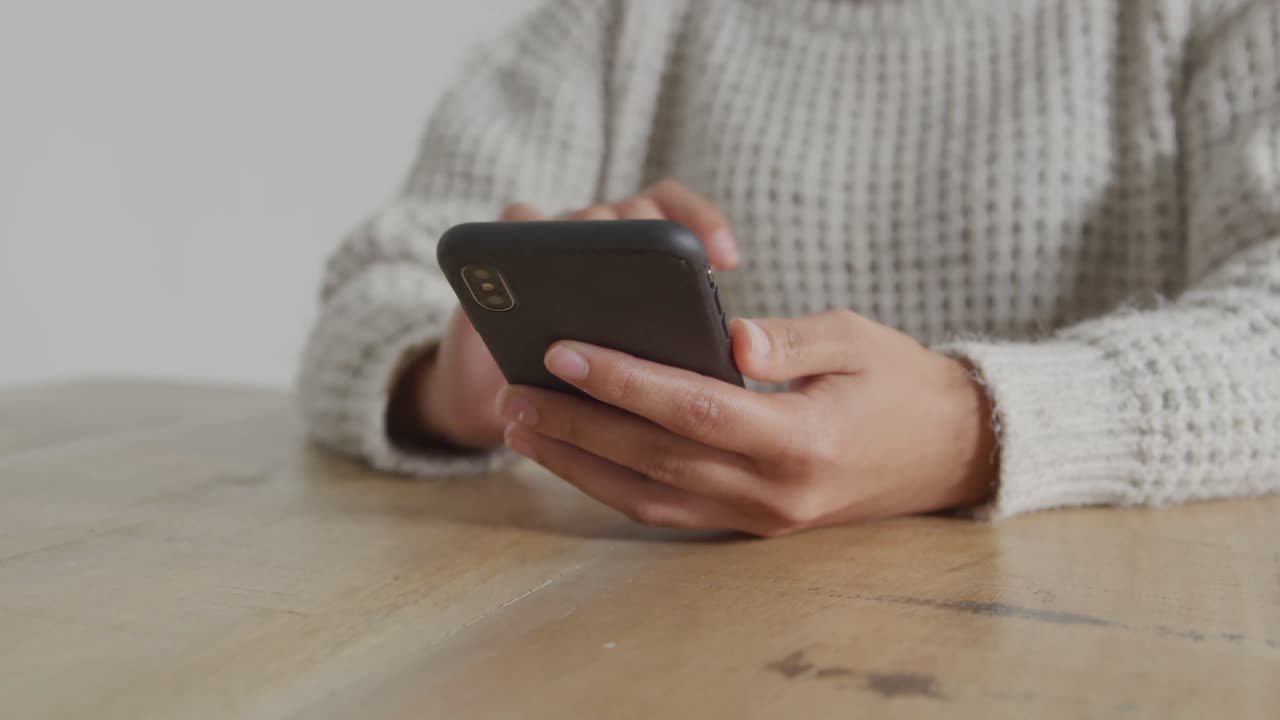 Donna che usa lo smartphone