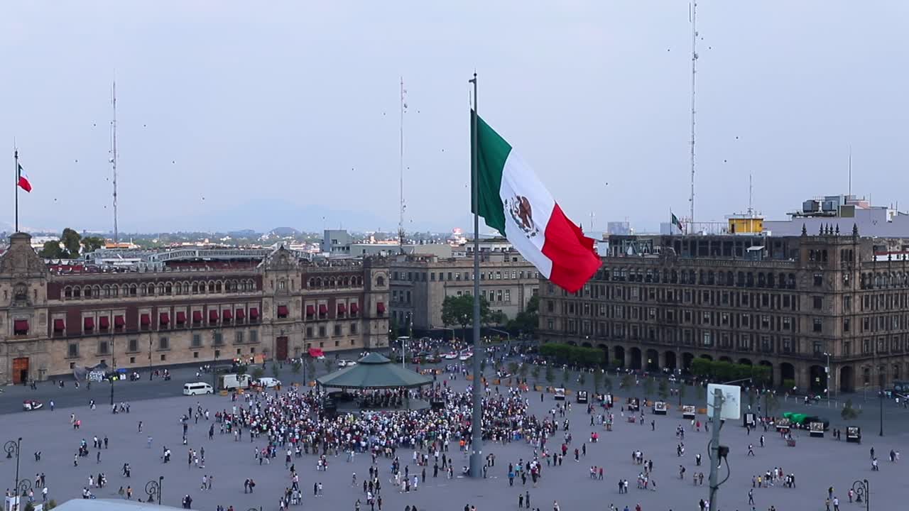 Bandiera di Città del Messico nel centro di Zócalo