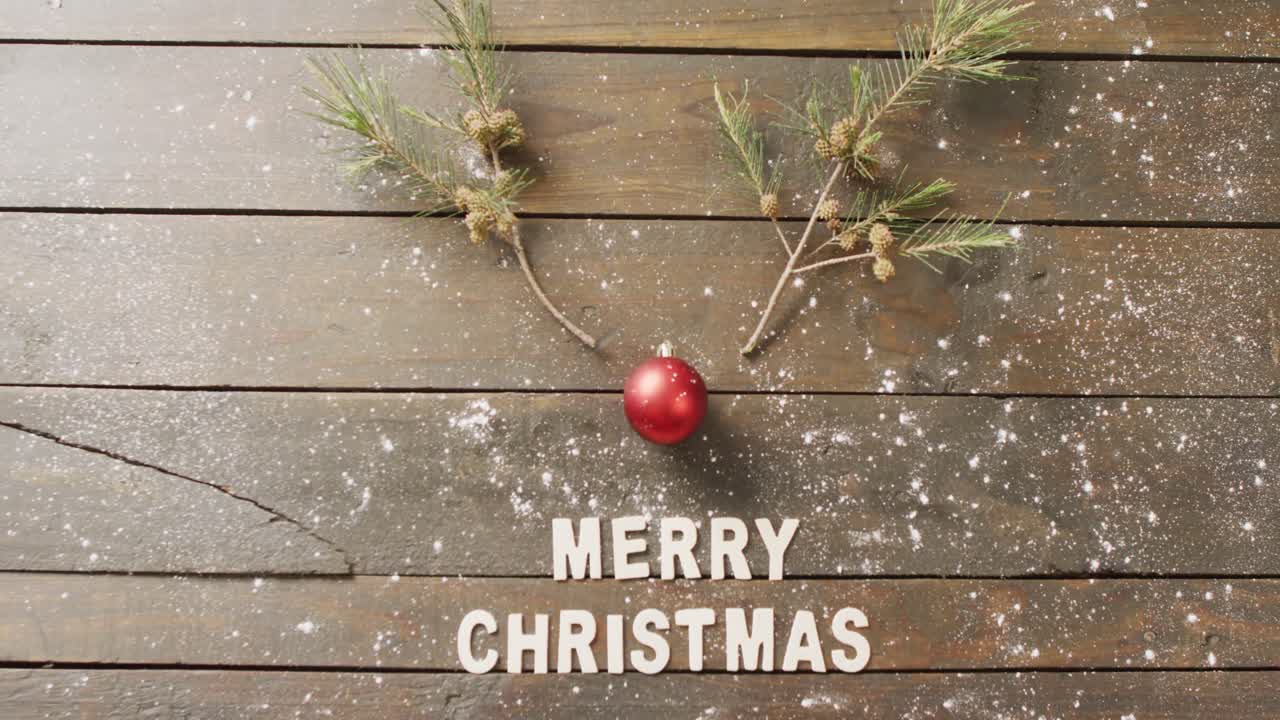 나무 배경 에 있는 크리스마스 축하 문자 와 소품 장식 의 비디오