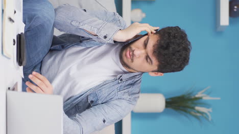 video vertical de un hombre en una crisis financiera.