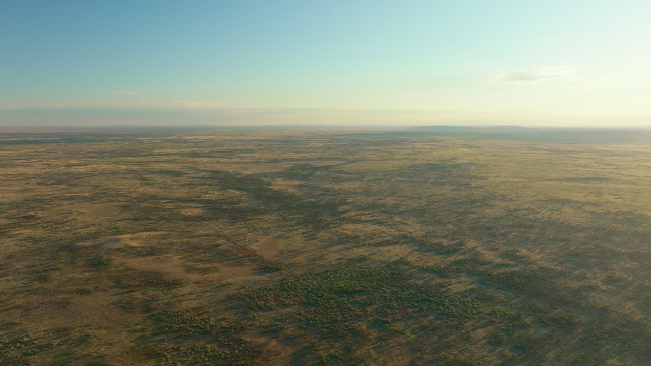 remoto interior de australia, vista aérea de drones sobre el desierto de simpson con cielo azul, 4k alice springs
