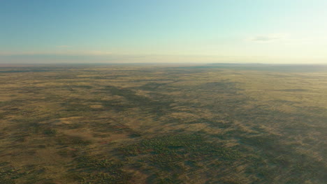 Remoto-Interior-De-Australia,-Vista-Aérea-De-Drones-Sobre-El-Desierto-De-Simpson-Con-Cielo-Azul,-4k-Alice-Springs