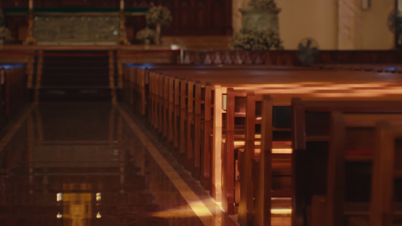 교회 의 벤치 에 빛 을 비추는 빛 의 줄무 가 있었다