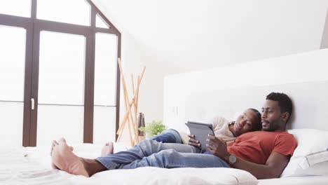 Feliz-Pareja-Afroamericana-Acostada-En-La-Cama-Usando-Una-Tableta,-En-Cámara-Lenta