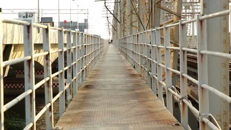 Alte-Metallbrücke-über-Den-Fluss.-Bangkok,-Thailand