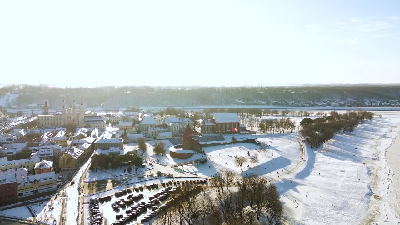 Kaunas borg og gamle bydel på en solrig vinterdag, droneudsigt fra luften.