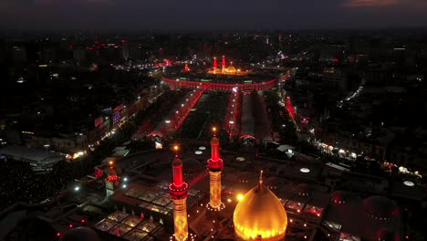 Eine-Von-Einer-Drohne-Aufgenommene-Nachtaufnahme-Schiitischer-Besucher-Und-Pilger-In-Der-Moschee-Und-Dem-Schrein-Von-Imam-Hussein-Und-Abbas-In-Karbala,-Irak