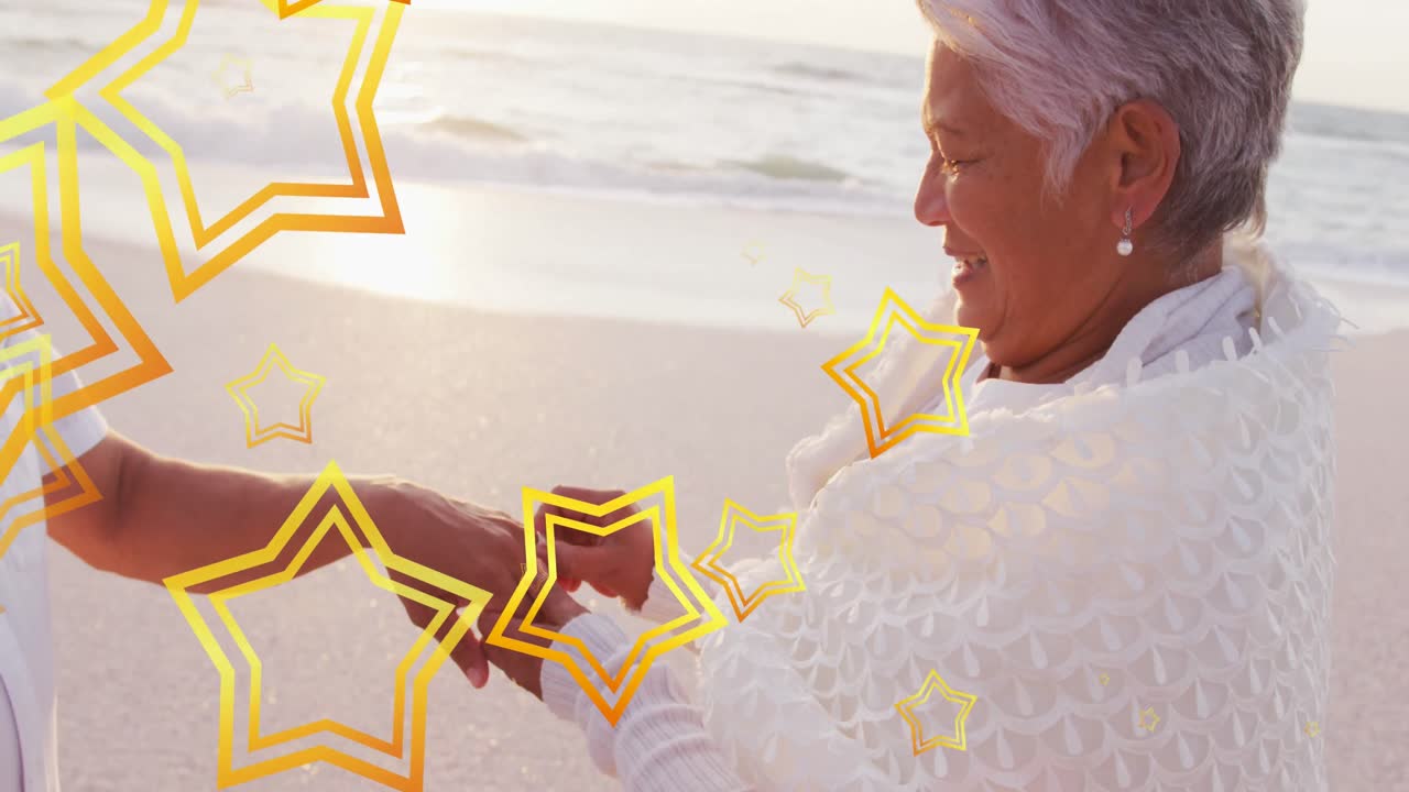 animación de estrellas sobre una pareja biracial mayor en la playa