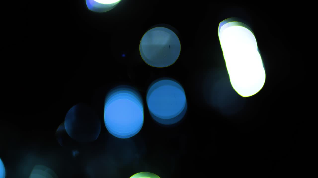 luces de color frío aisladas en fondo oscuro