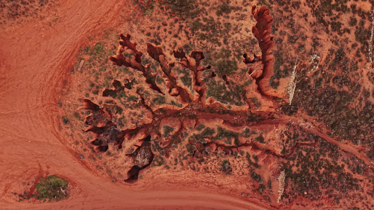 Esplorazione di un paesaggio canyon con erosione e formazioni rocciose visibili durante le ore diurne in una regione arida