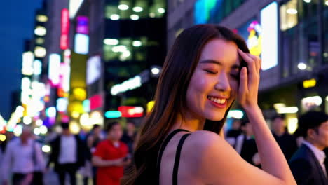 mujer en una ciudad por la noche