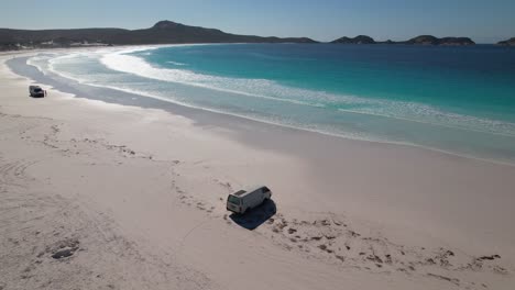video de dron de 4k que muestra una camioneta estacionada en la playa de lucky bay en el parque nacional cape le grand cerca de esperance en australia occidental