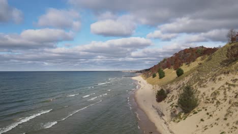 Slow-movement-forward,-tracking-shot-across-the-shoreline-at-Kruse-Park