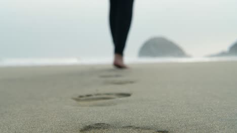 Pie-De-Mujer-Caminando-Sobre-La-Arena