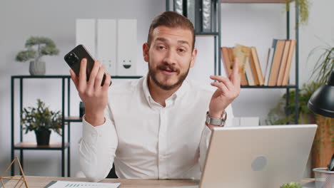 hombre de negocios usando tarjeta de crédito bancaria y teléfono inteligente transfiriendo dinero, compras ordenando en línea