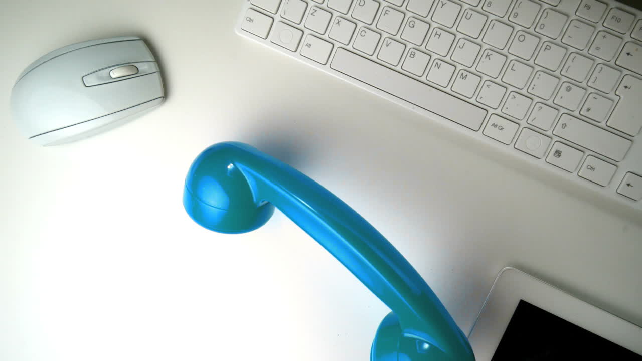 el receptor azul cayendo sobre un escritorio blanco