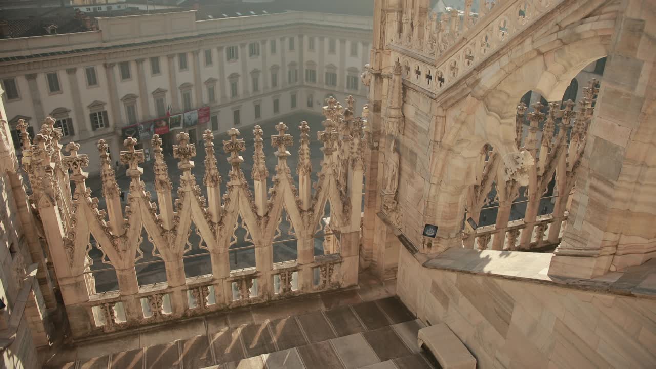 esculturas de santos y mártires que decoran la catedral de milán duomo de milán