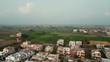 Luftaufnahme-Von-Landwirtschaftlichen-Flächen-Und-Moderner-Wohnungsbaugesellschaft-In-Pakistan