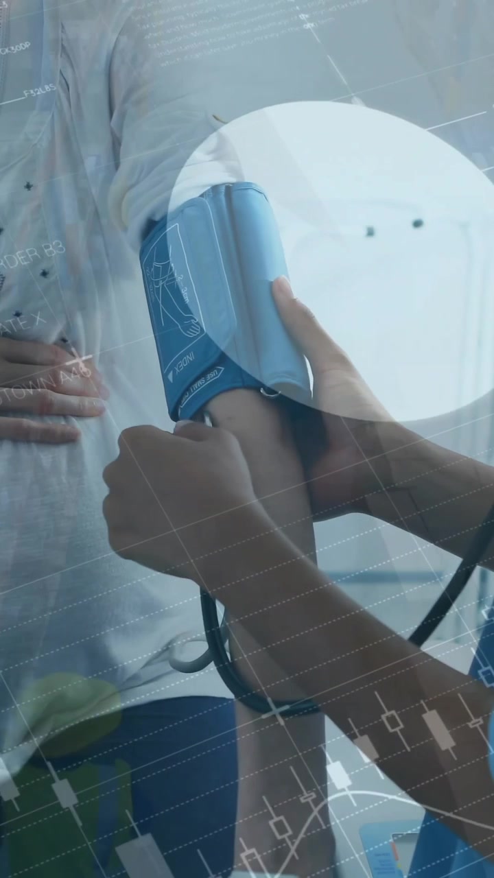 Animazione di elaborazione dati su una dottoressa e una paziente diverse in ospedale