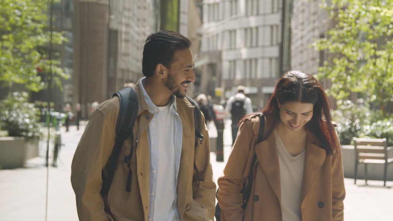 Pareja musulmana en una cita conversando mientras caminan juntos por una calle de la ciudad