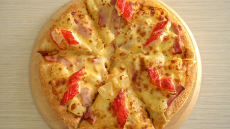 pizza de jamón y palitos de cangrejo o pizza hawaiana