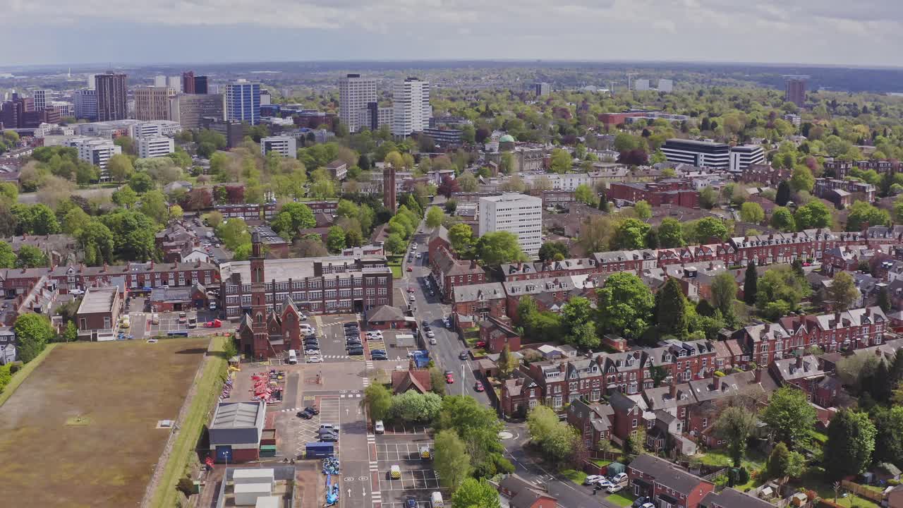 drone aéreo disparó sobre la parte superior de la urbanización británica suburbana en birmingham, inglaterra