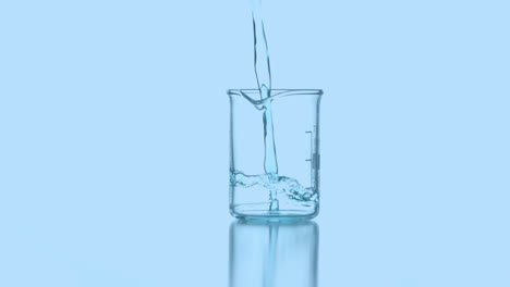 animación de moléculas sobre el reactivo que se vierte en vidrio de laboratorio sobre fondo azul
