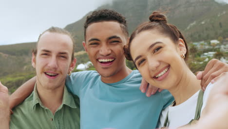 Felices,-Amigos-Y-Sonrisas-Para-Selfie-En-La-Playa.