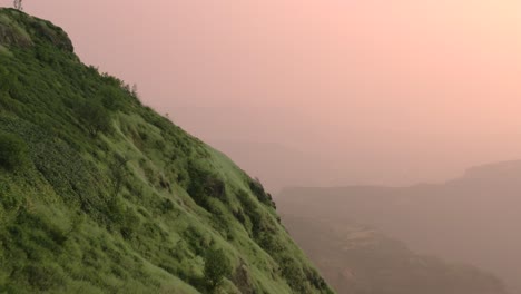 Drohne-Fliegt-In-Den-Bergen-Der-Westghats-In-Indien