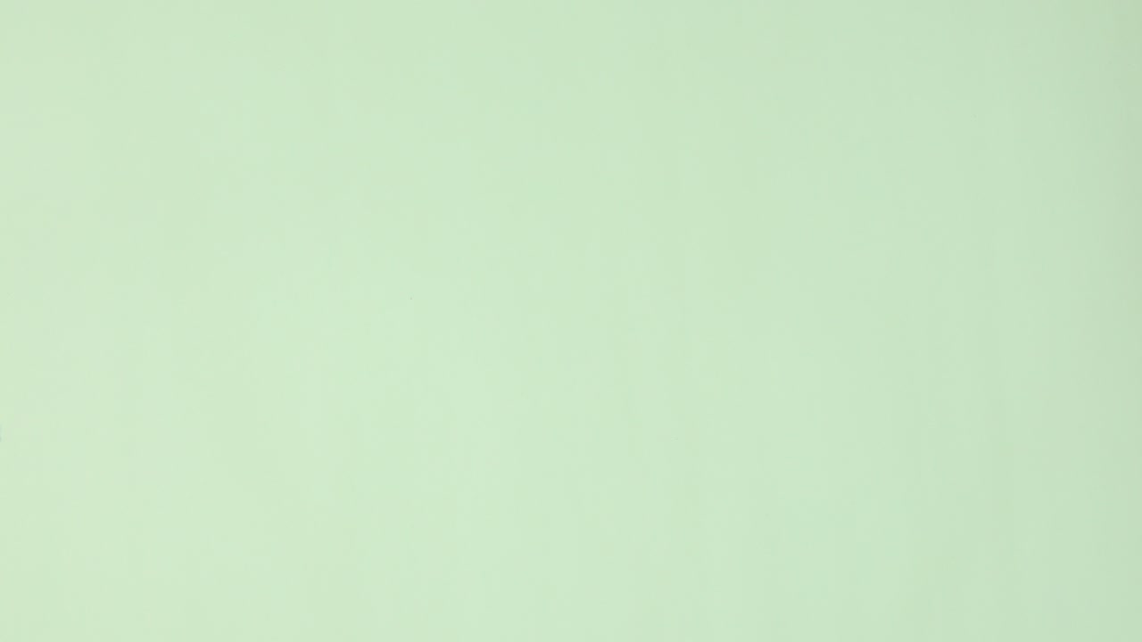 pila de utensilios de cocina ecológicos de cero residuos que se ordenan en círculo y desaparecen en un fondo verde claro.