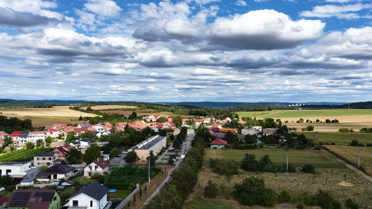 Drone flyfoto panorama som viser fargerike jordbruksmarker og jordbruksmønstre rundt landsbyen Sułoszowa i Sør-Polen