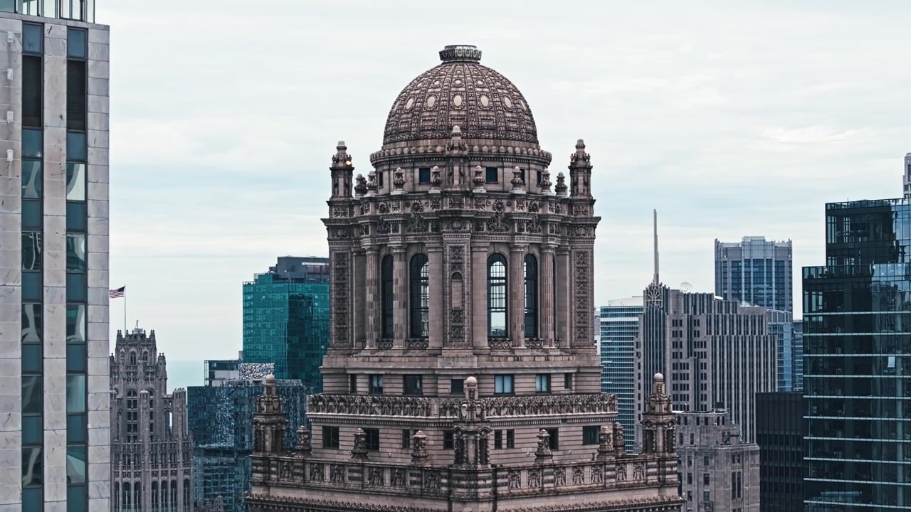 Vista aérea da Torre e sua arquitetura gótica cercada por arranha-céus modernos