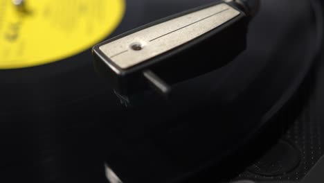 Plattenspieler-Mit-Einem-Sich-Drehenden-Vinyl