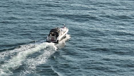 yacht in crociera nel mare nero in una giornata di sole