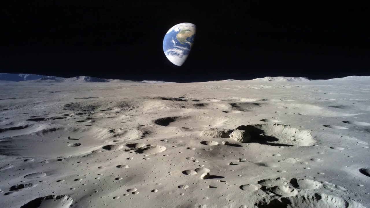 Gravando planície lunar craterada refletindo a deriva da plataforma em baixa altitude, com a Terra acima do horizonte