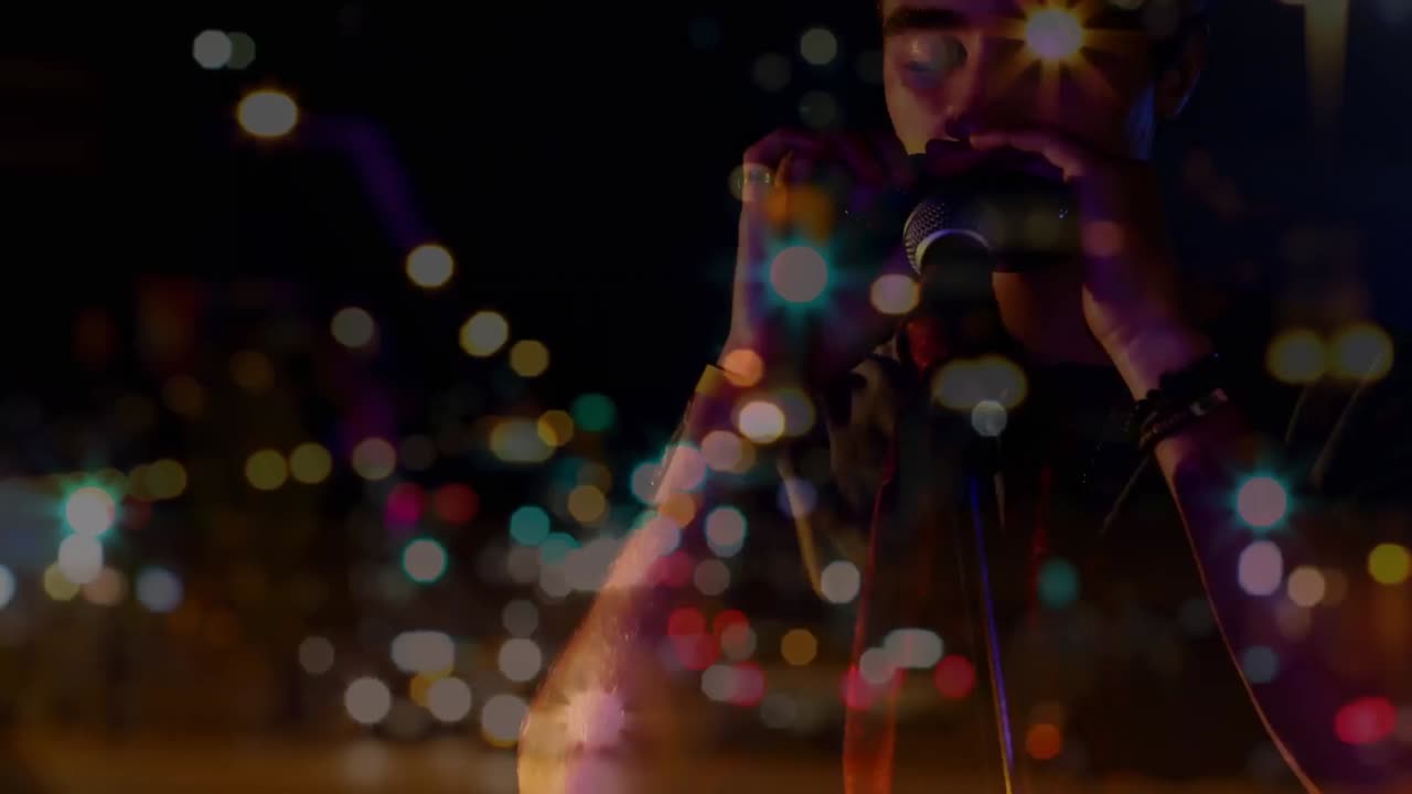 카우카시안 가수 위에 빛의 반점과 자동차의 애니메이션