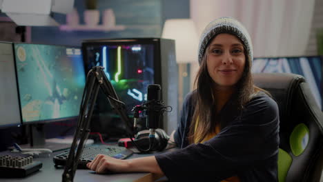 ciber streamer mujer mirando a la cámara y sonriendo