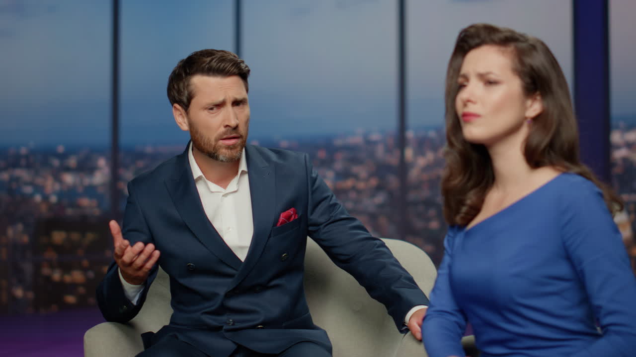 hombre frustrado hablando entrevista programa de televisión para el presentador simpatizante de cerca.