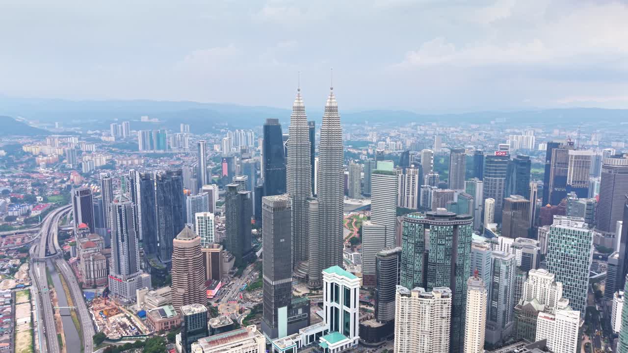 Vídeos en 4K con dron del paisaje urbano de Kuala Lumpur, Malasia, con edificios altos, como las Torres Gemelas Petronas, KLCC y Medeka 118